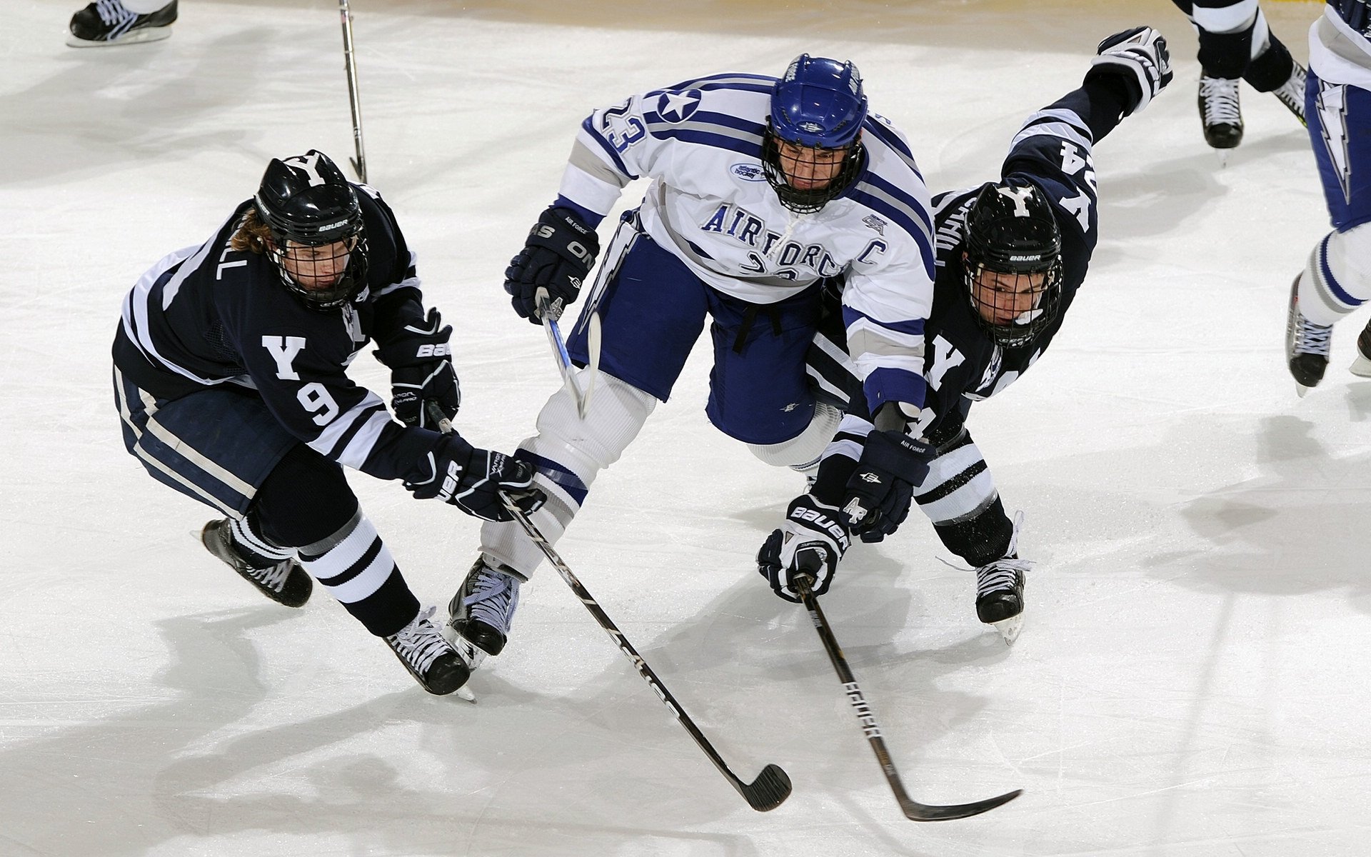 2017年西部半决赛：在“火箭之夜”中，库里连续投中数个超远三分，帮助勇士大比分领先