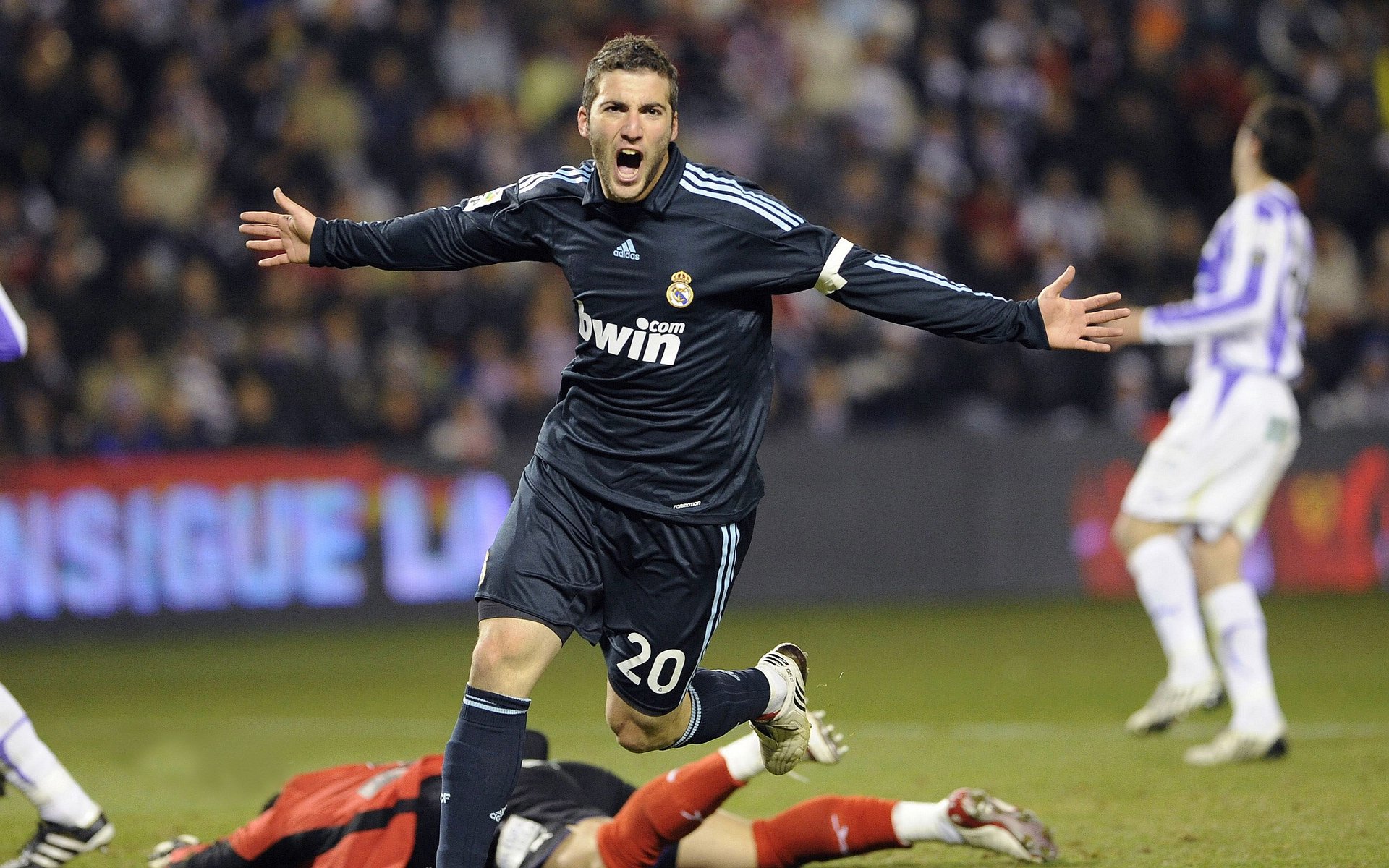 “足球场新建项目落地，助力推广全民运动”，新建足球场政策